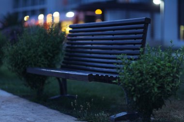 promenade sokaklarda bankta