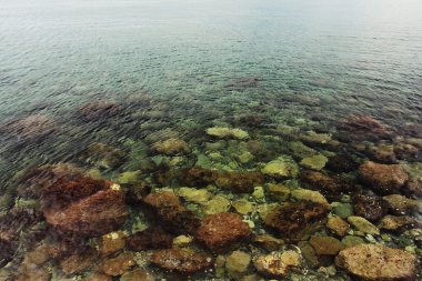 Deniz suyundaki kayalar