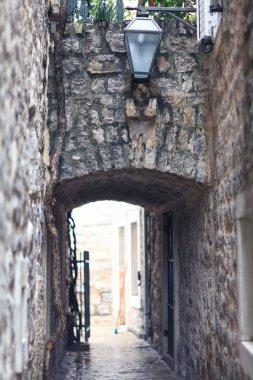 Döşeli sokak taş duvarlar