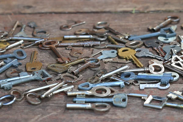 Tasten auf Holzgrund — Stockfoto