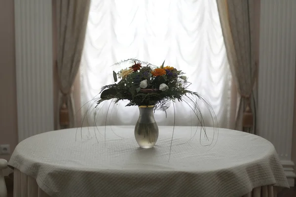 꽃병에 담겨 있는 꽃들 — 스톡 사진