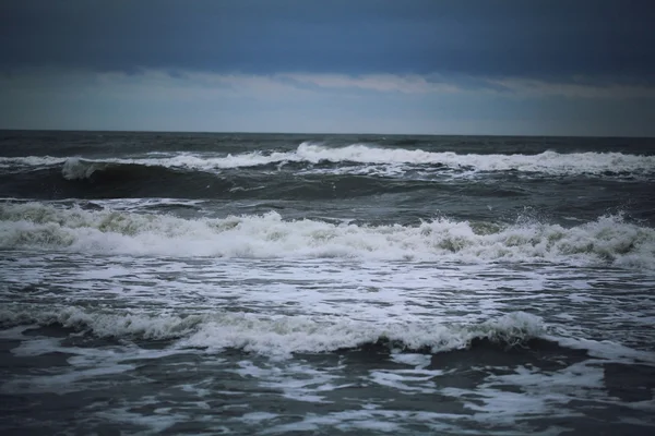 Tempesta sulla costa dell'oceano — Foto Stock