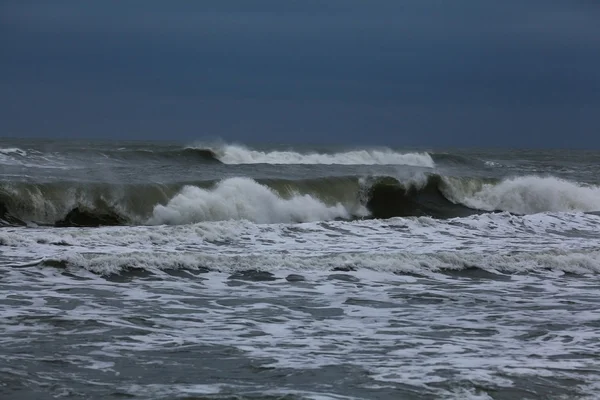 Tempesta sulla costa dell'oceano — Foto Stock