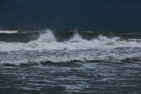 Tempesta sulla costa dell'oceano — Foto Stock