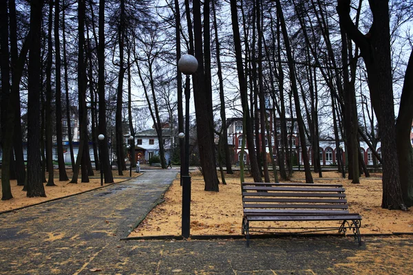 Скамейка в городском парке — стоковое фото