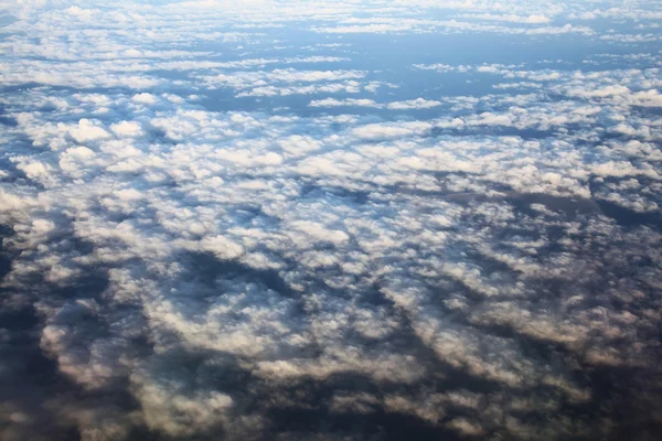 Vue de la fenêtre de l'avion sur les nuages — Photo