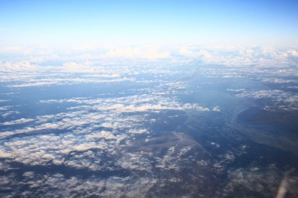 Vue de la fenêtre de l'avion sur les nuages — Photo