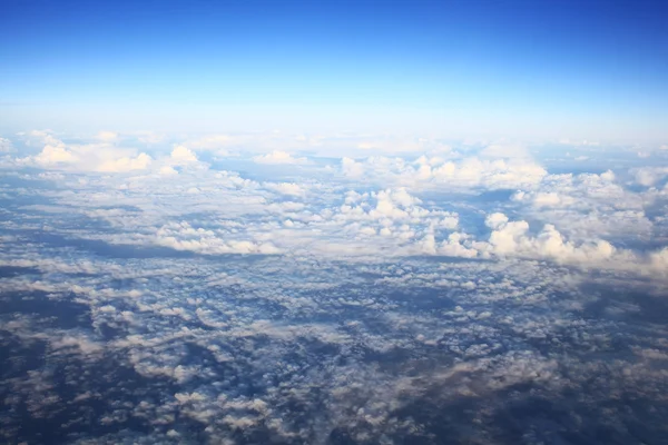 Bulutlar, uçak penceresinin görünümü — Stok fotoğraf