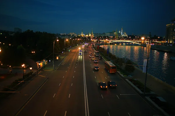 Gece şehir trafik ışıkları — Stok fotoğraf