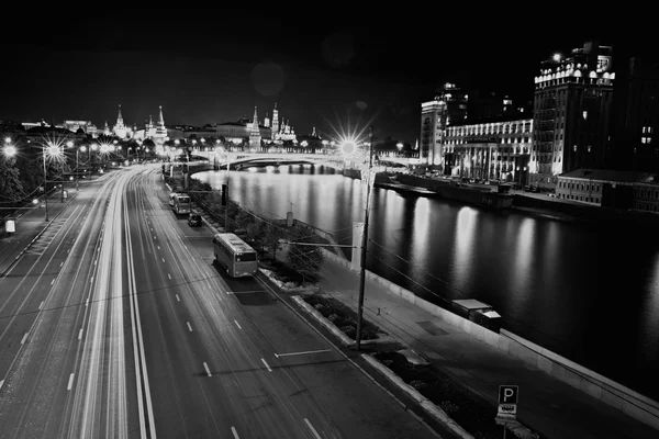 Horizonte de la ciudad por la noche — Foto de Stock