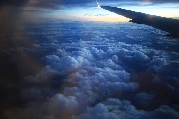 飛行機の窓から鳥瞰的なビュー — ストック写真