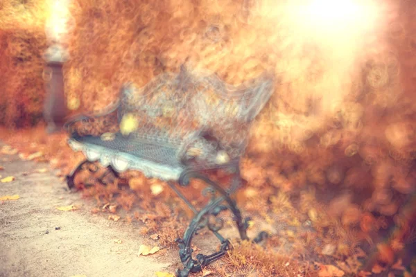 Blurred bench at city park — Stock Photo, Image