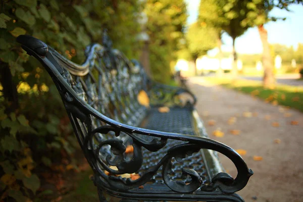 Bank in het city park — Stockfoto