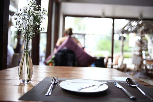 Tisch im Restaurant gedeckt — Stockfoto