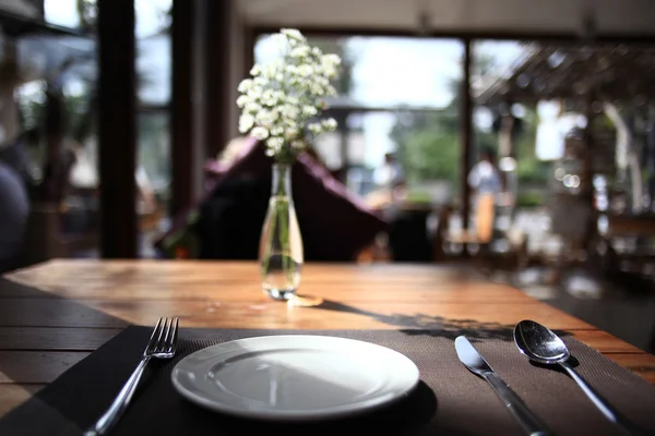 Nastavení stolů v restauraci — Stock fotografie