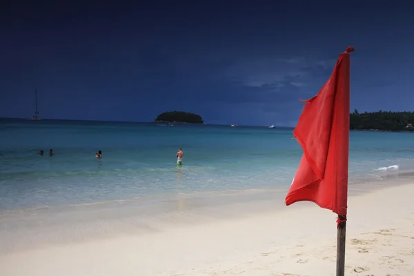 Bandeira vermelha na costa marítima — Fotografia de Stock