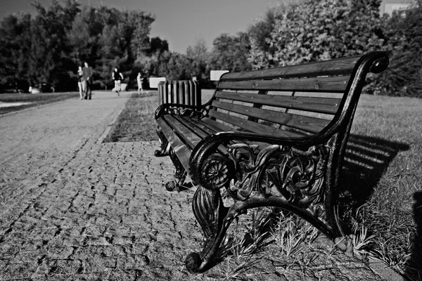 Bancos del parque, paisaje urbano otoñal —  Fotos de Stock