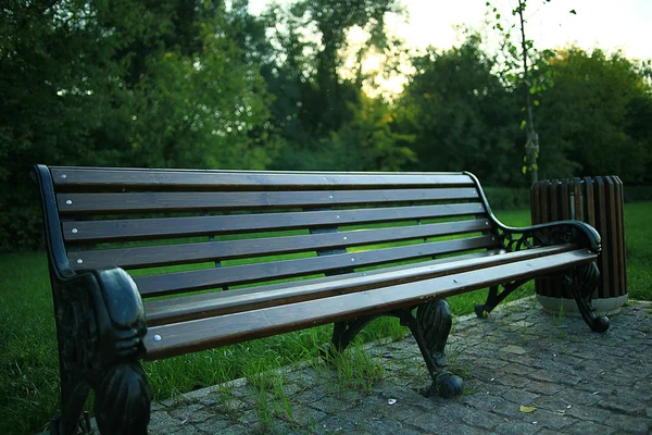 Banco del parque, paisaje urbano otoñal — Foto de Stock