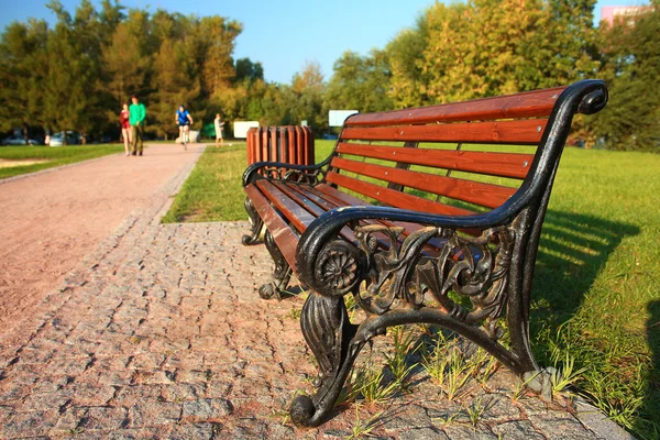 Panche del parco, paesaggio urbano autunnale — Foto Stock