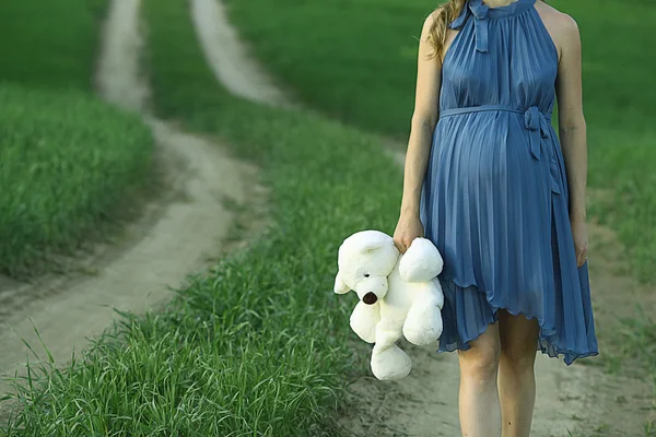 Schwangere mit Teddybär — Stockfoto