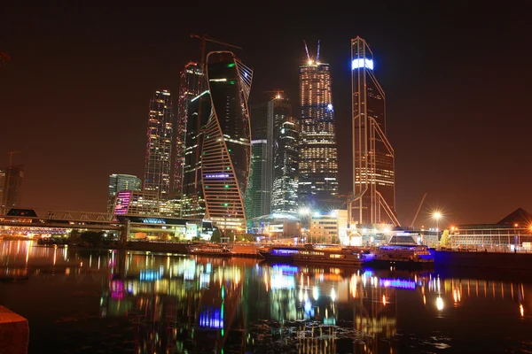 Panorama miasta w nocy — Zdjęcie stockowe