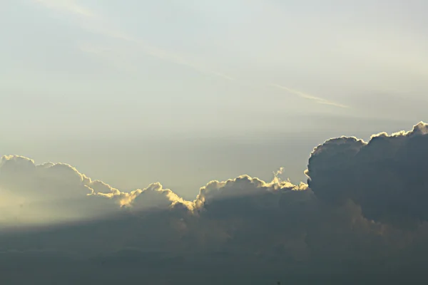 Céu com nuvens espessas — Fotografia de Stock