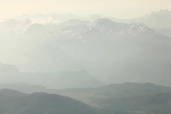 Paisaje de montaña en la niebla — Foto de Stock