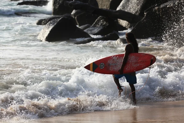 Surfista mirando las olas del mar — Foto de Stock