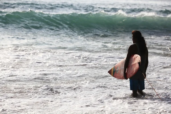 Surfista olhando para as ondas do mar — Fotografia de Stock