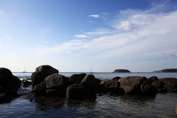 Paisagem com rochas na costa — Fotografia de Stock