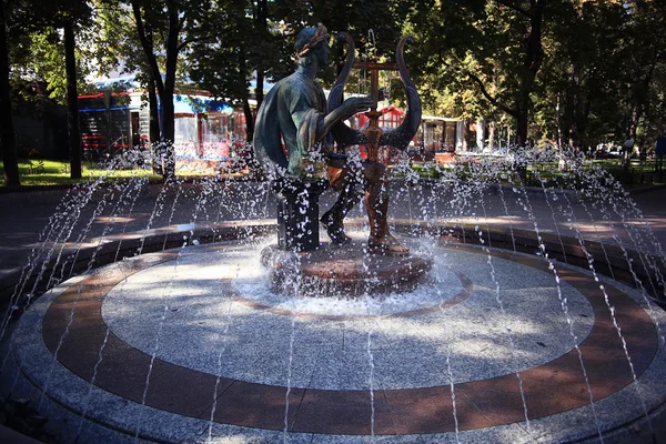 Міський парк фонтан — стокове фото
