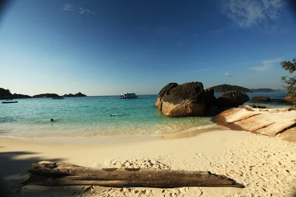 Песчаный пляж райского острова — стоковое фото