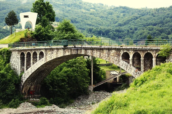 Залізничний міст через прірву — стокове фото