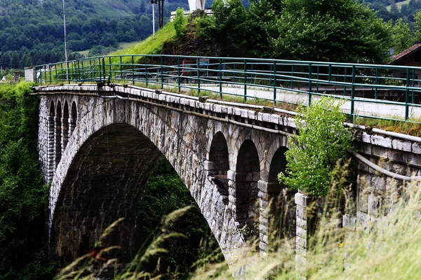 Landschap brug over de kloof — Stockfoto