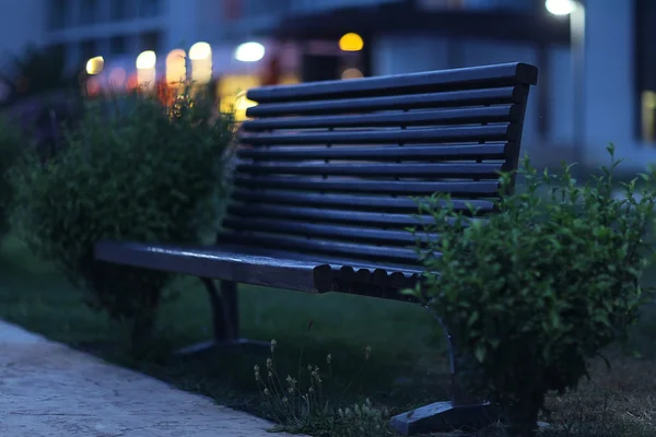 Lavička na ulicích promenáda — Stock fotografie