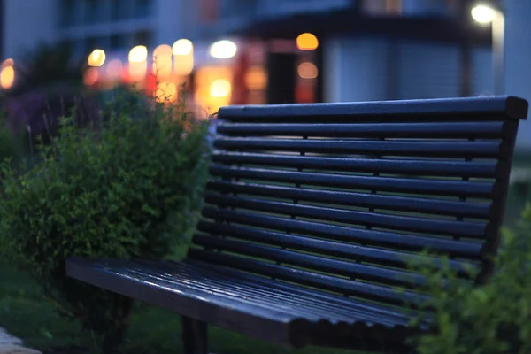 Bank op de promenade straten — Stockfoto