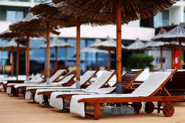 Umbrellas at the lounge chairs — Stock Photo, Image