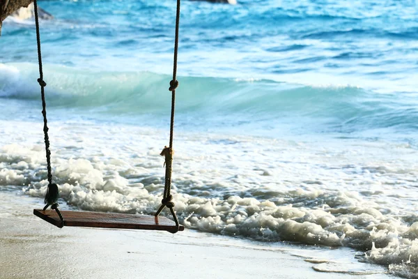 Surfen op een zandstrand — Stockfoto