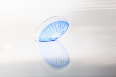 Renkli kontakt lens