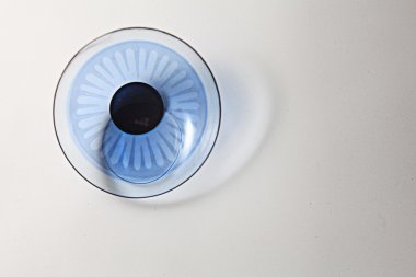 Renkli kontakt lens