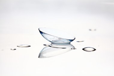 Renkli kontakt lens