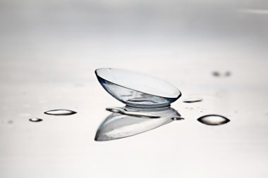 Renkli kontakt lens