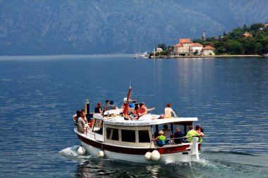 Turistik gezi teknesi Rovinj, Hırvatistan.
