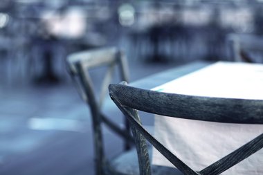 Kafede ahşap sandalyeler