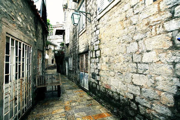Paved street  stone walls — Stock Photo, Image
