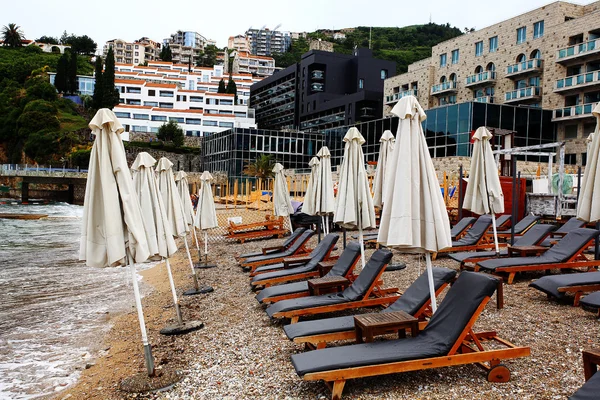 Strand parasols en ligstoelen — Stockfoto