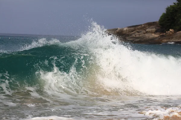 Olas marinas y rocas — Foto de Stock