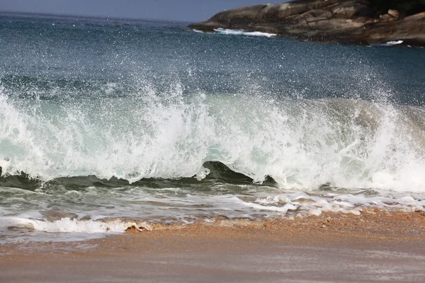 Olas marinas y rocas — Foto de Stock