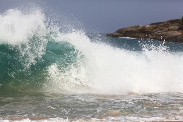 Olas marinas y rocas — Foto de Stock