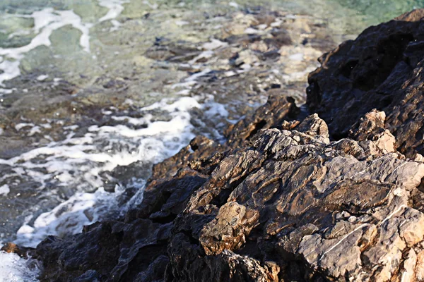 Meereswelle und Felsen — Stockfoto